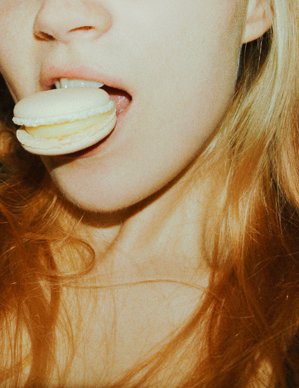 mujer con helado blanco en la boca