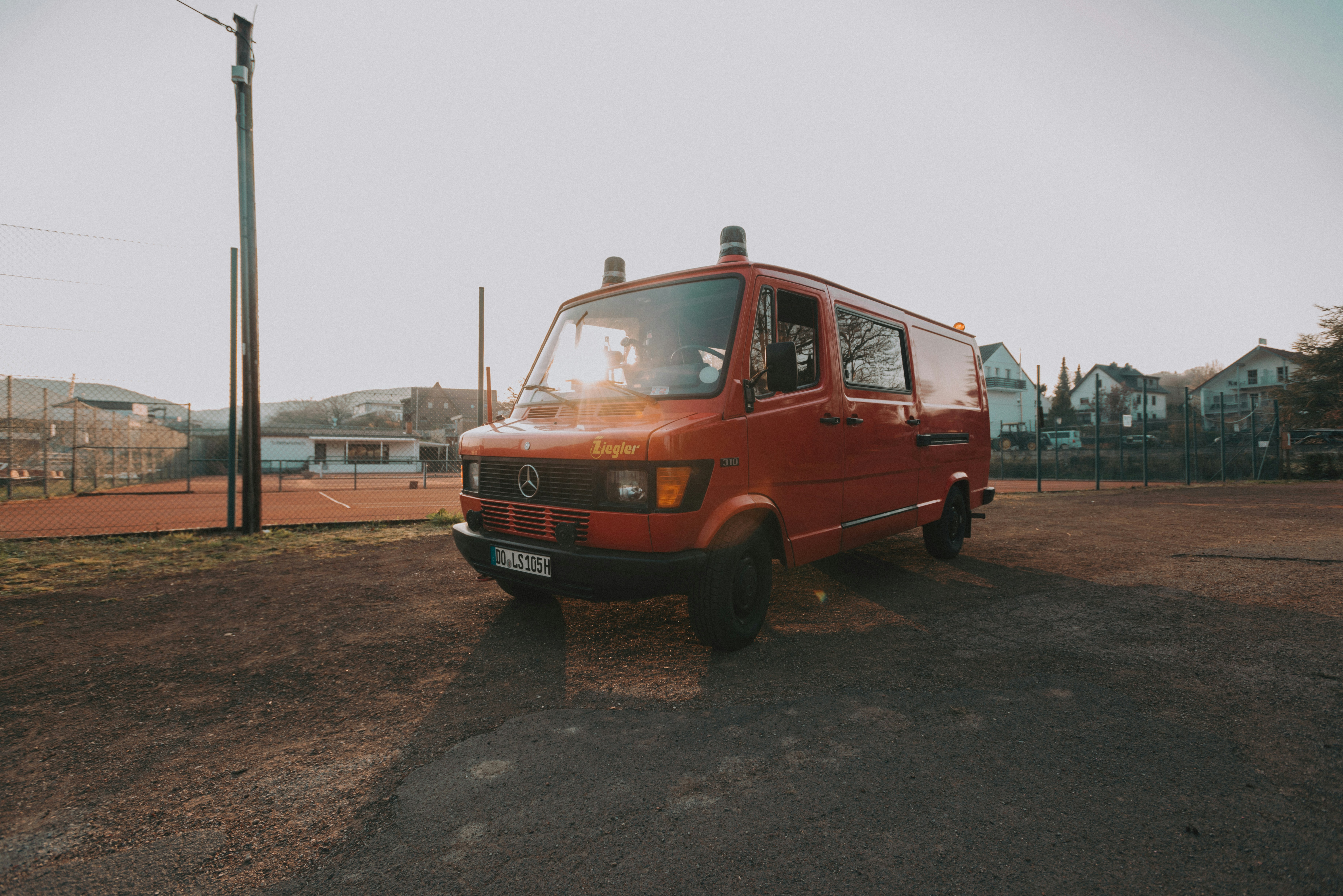 photo-1586184960801-b7b3149350b8?ixid=M3wxMjA3fDB8MXxzZWFyY2h8MTV8fGJlc3QlMjB3YXklMjB0byUyMHNlbGwlMjBhJTIwdmFufGVufDB8fHx8MTc3MDQ0NDI2MXww\u0026ixlib=rb-4.1.0