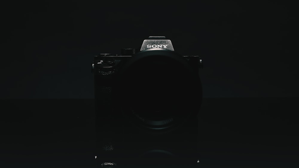 흰색 표면에 검은 니콘 DSLR 카메라