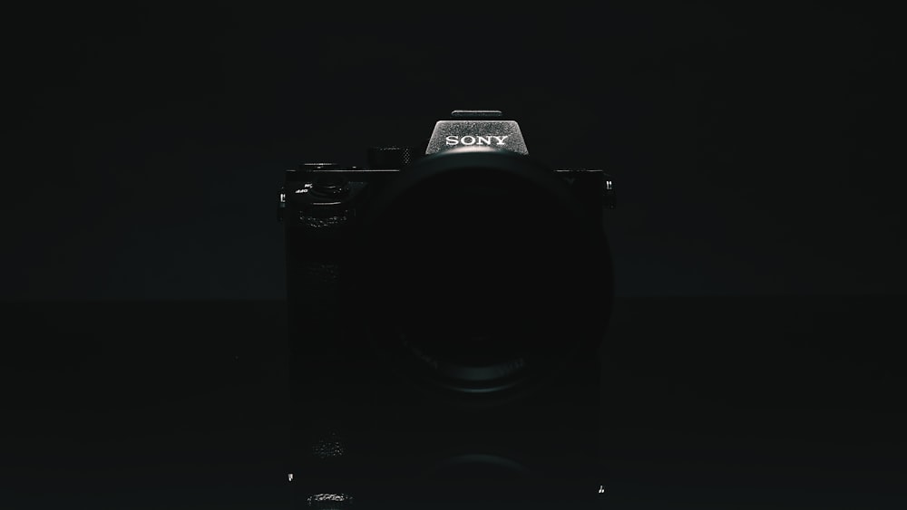 Schwarze Nikon DSLR-Kamera auf weißer Oberfläche