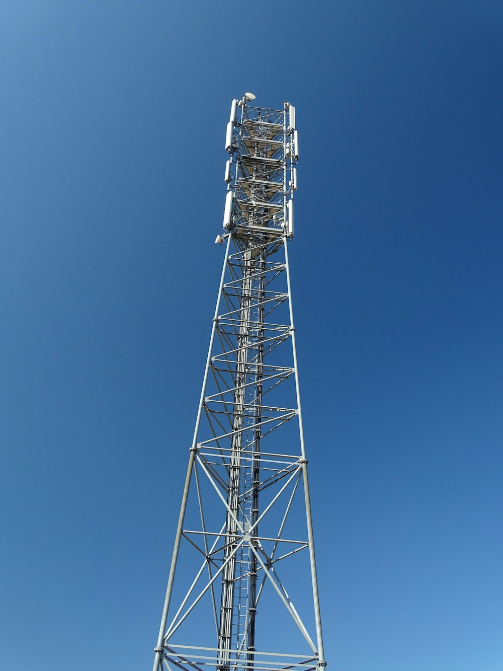 Torre de acero gris bajo el cielo azul durante el día