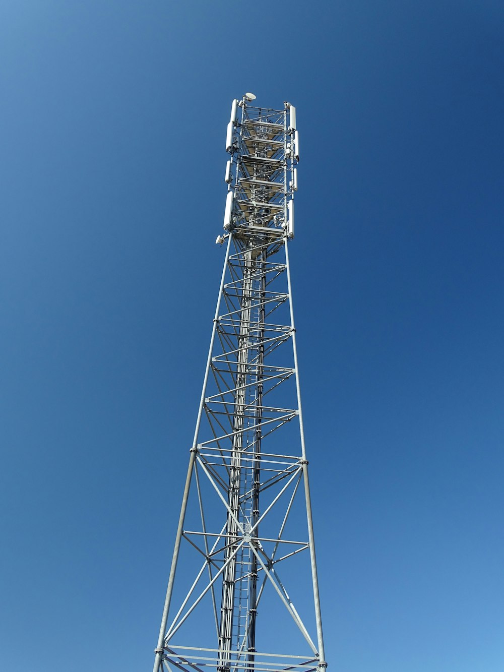 torre d'acciaio grigia sotto il cielo blu durante il giorno