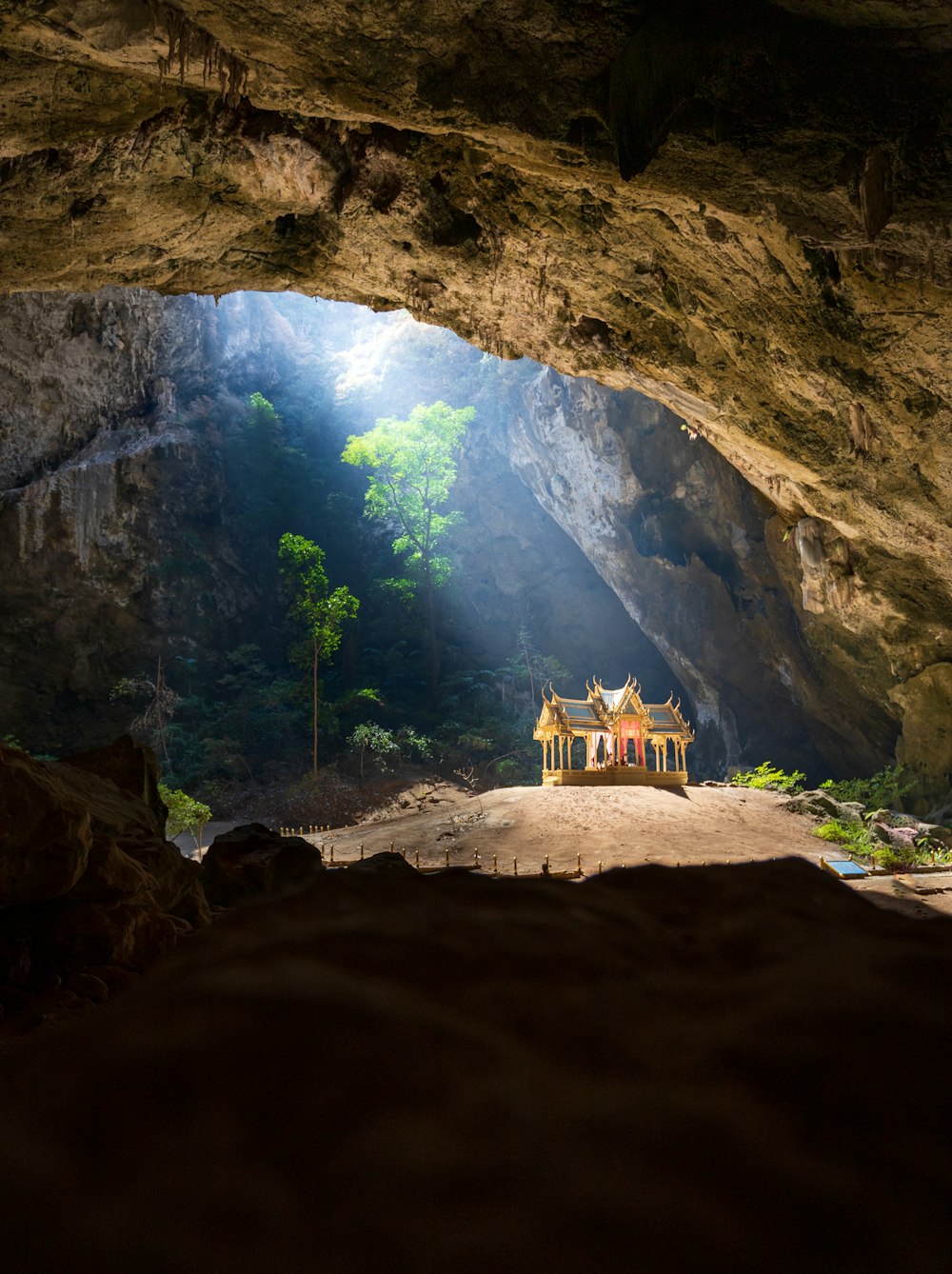 Braune Höhle mit blauen und gelben Lichtern