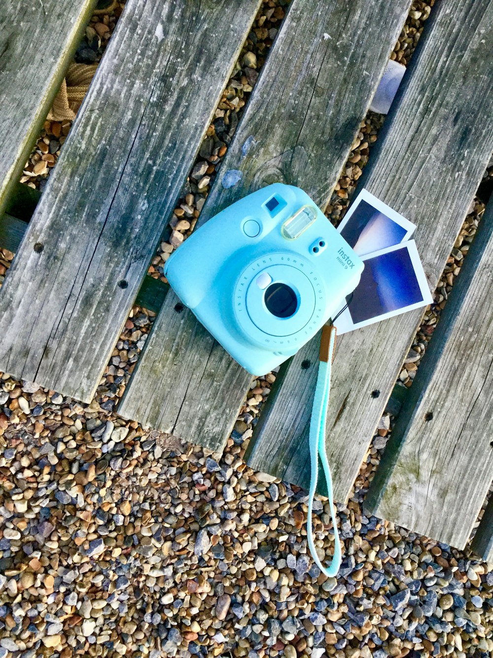 jouet en plastique bleu et blanc