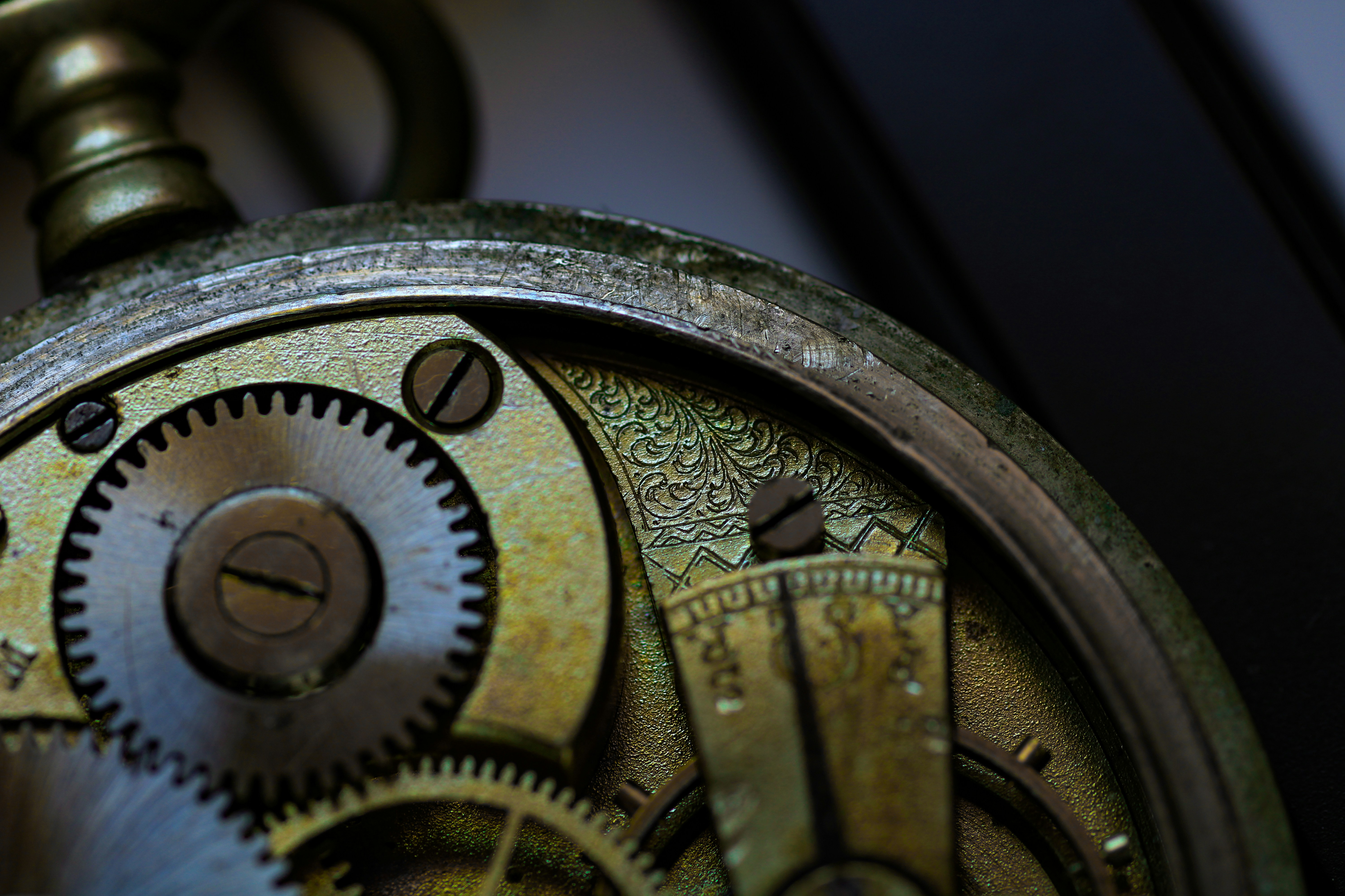 Reloj analógico redondo de latón y negro