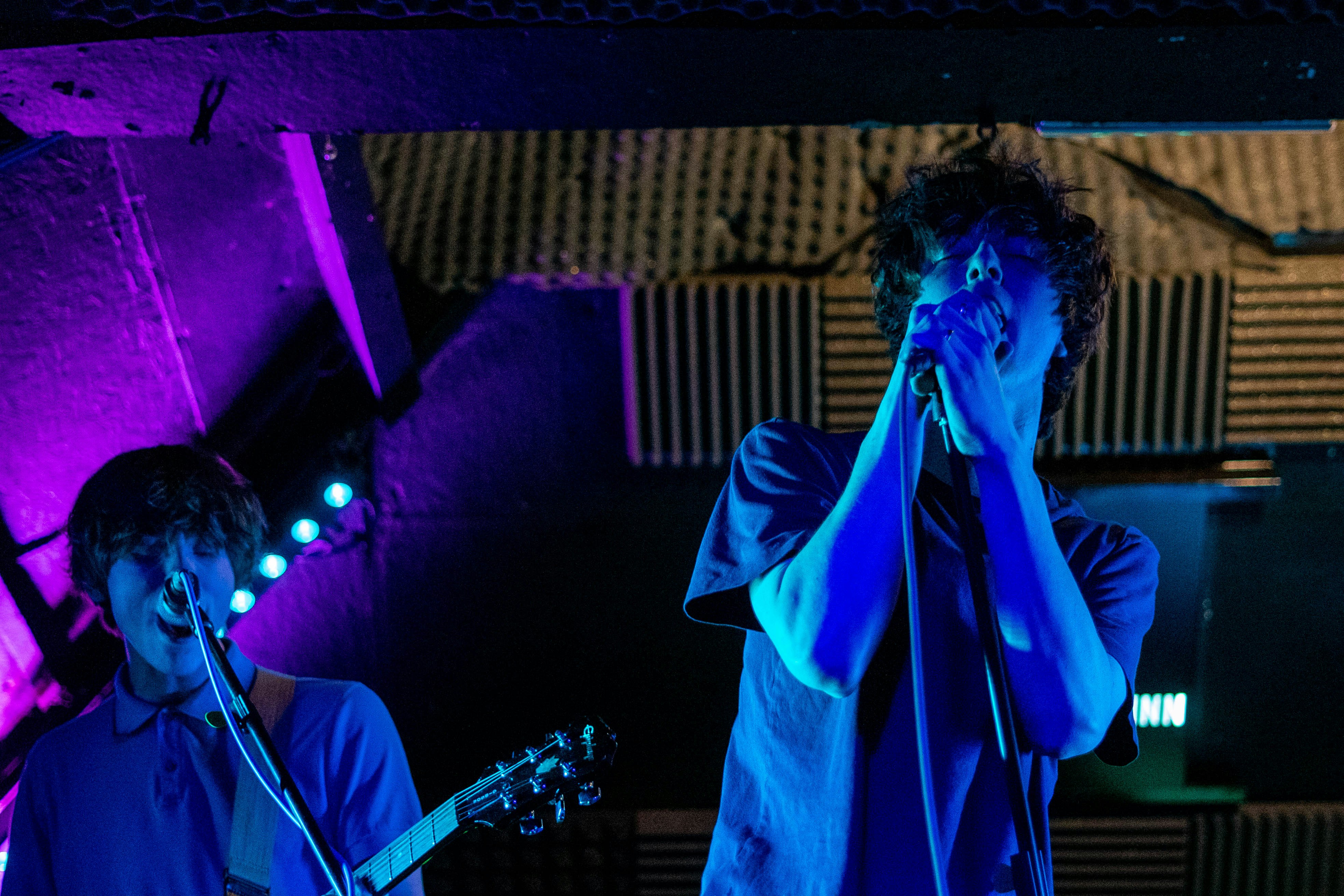 Hombre de túnica naranja cantando