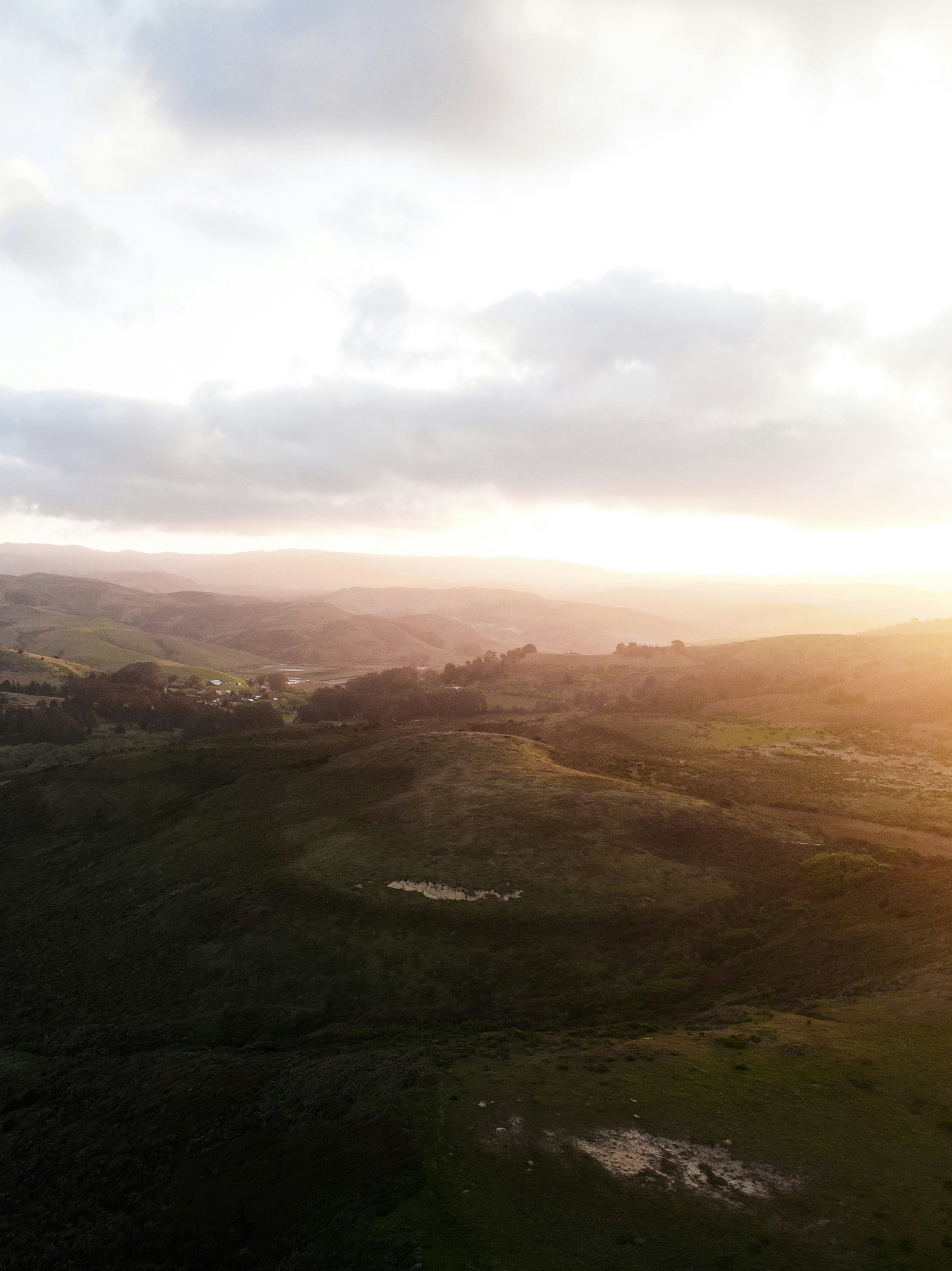 낮에는 흰 구름 아래 녹색과 갈색 산