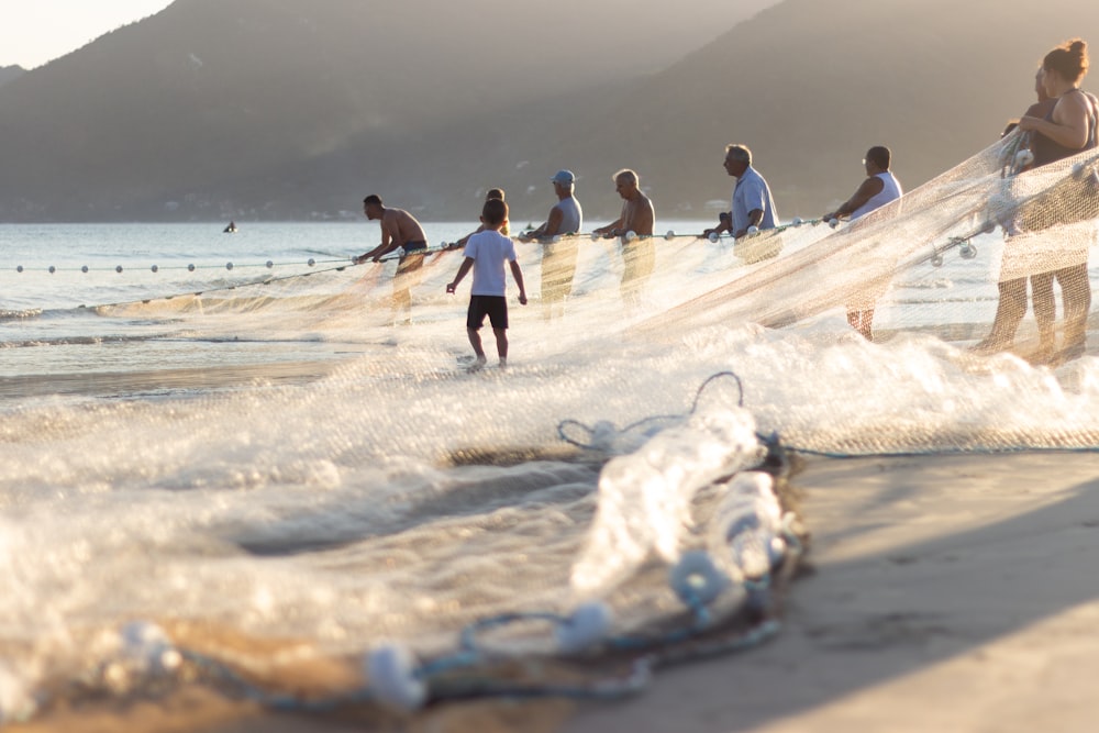 Gente en la playa durante el día