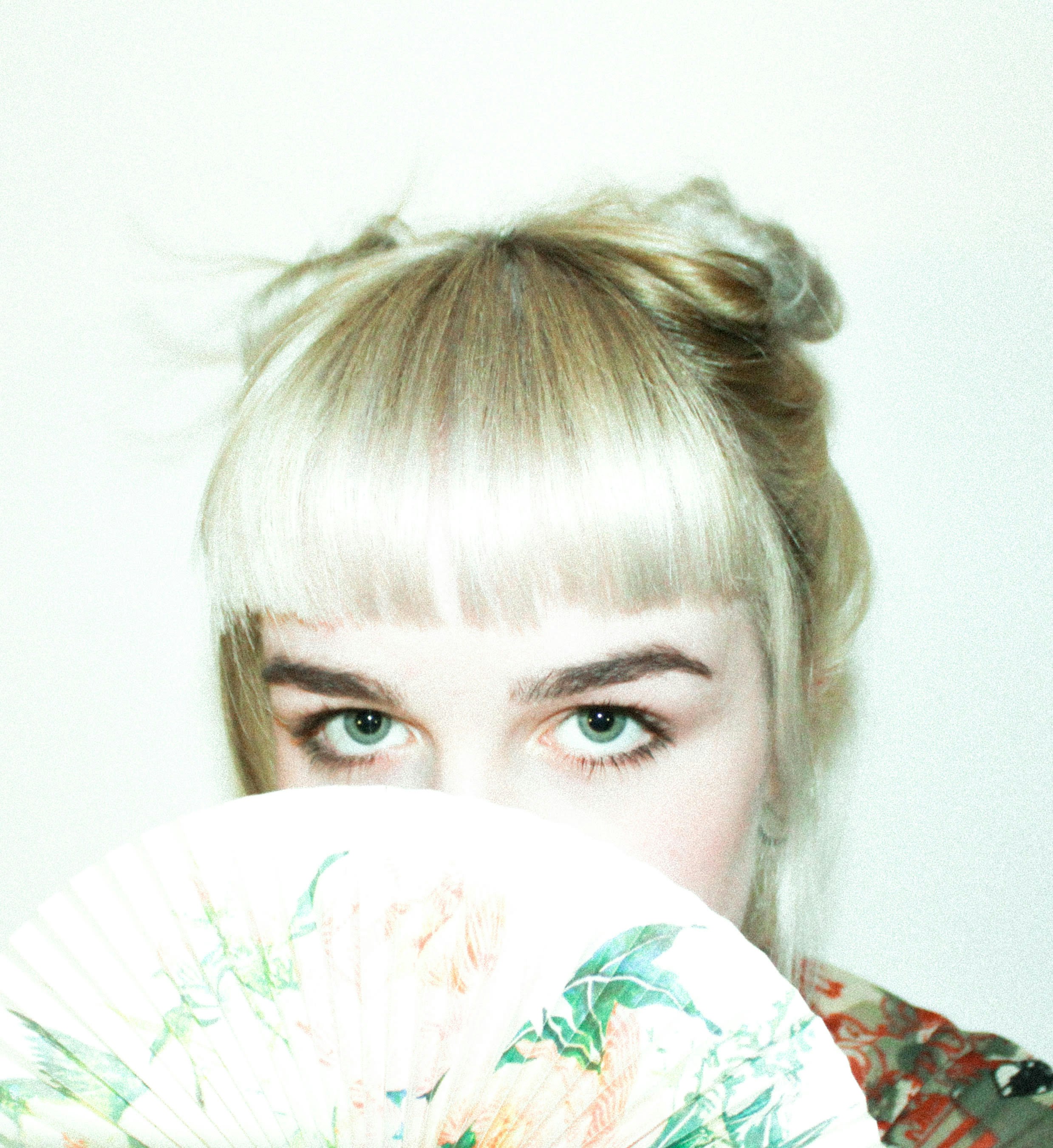 Frau im weiß-roten Blumenhemd