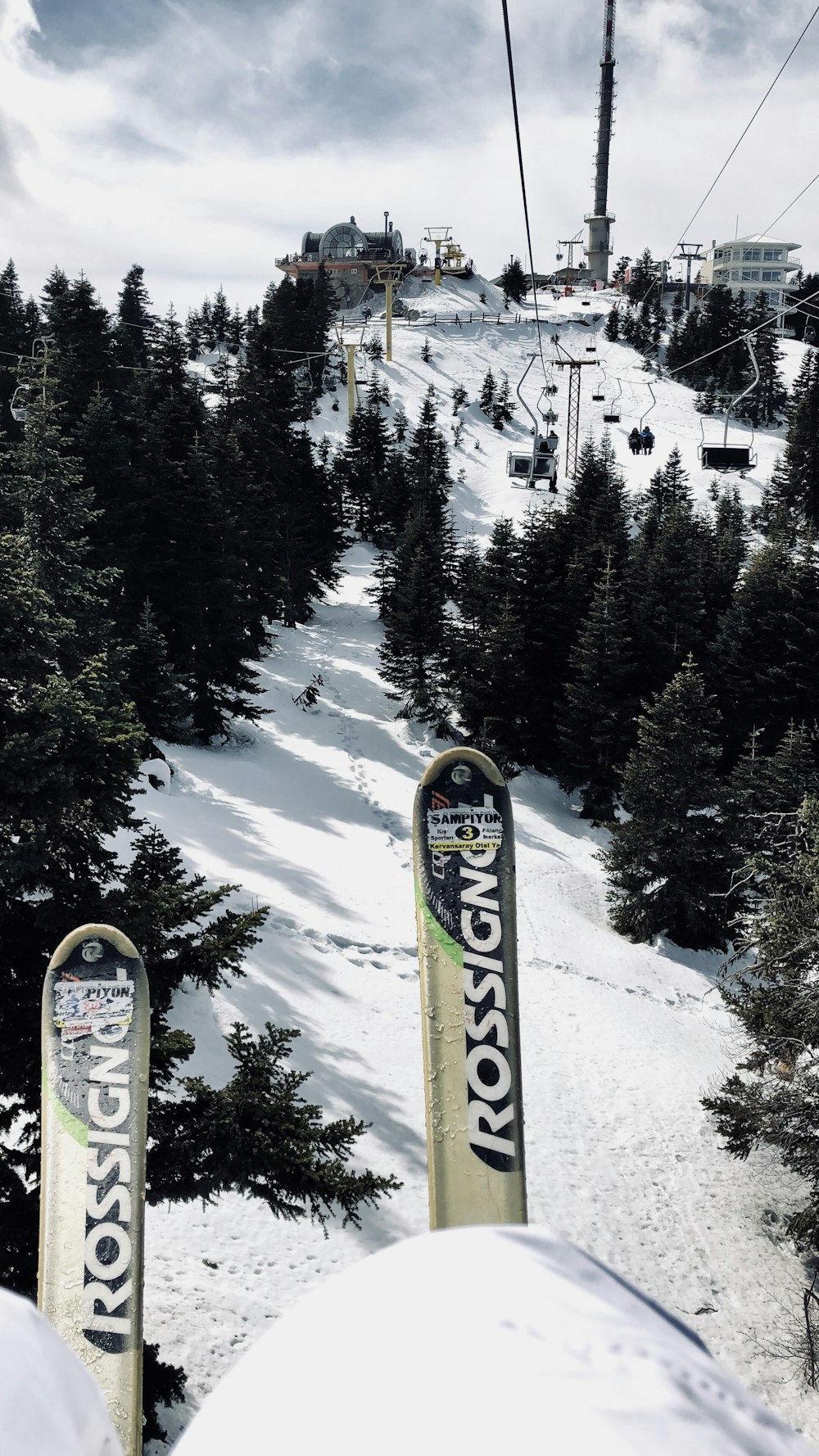 Persona montando una tabla de snowboard amarilla y negra en un terreno cubierto de nieve durante el día