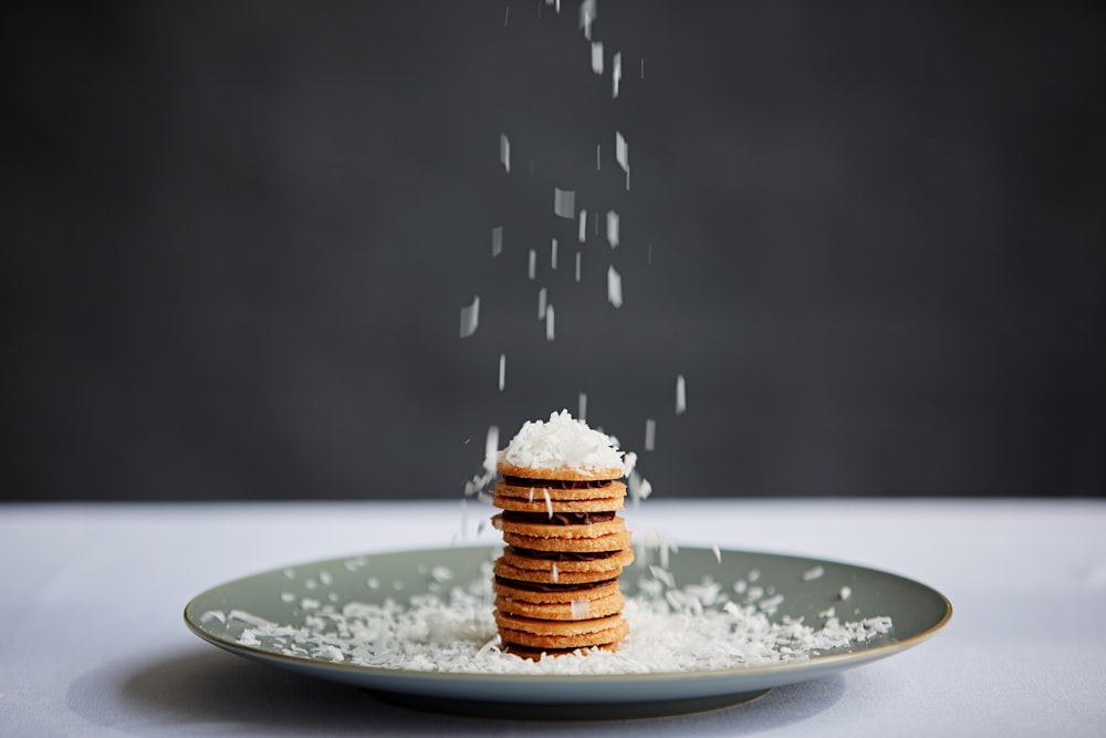 biscotti marroni su piatto di ceramica bianca