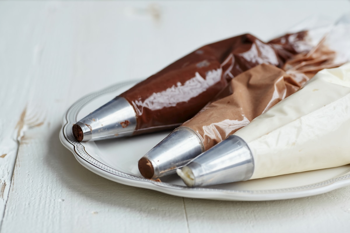 What Piping Tip Makes the Perfect Eclair Shape?