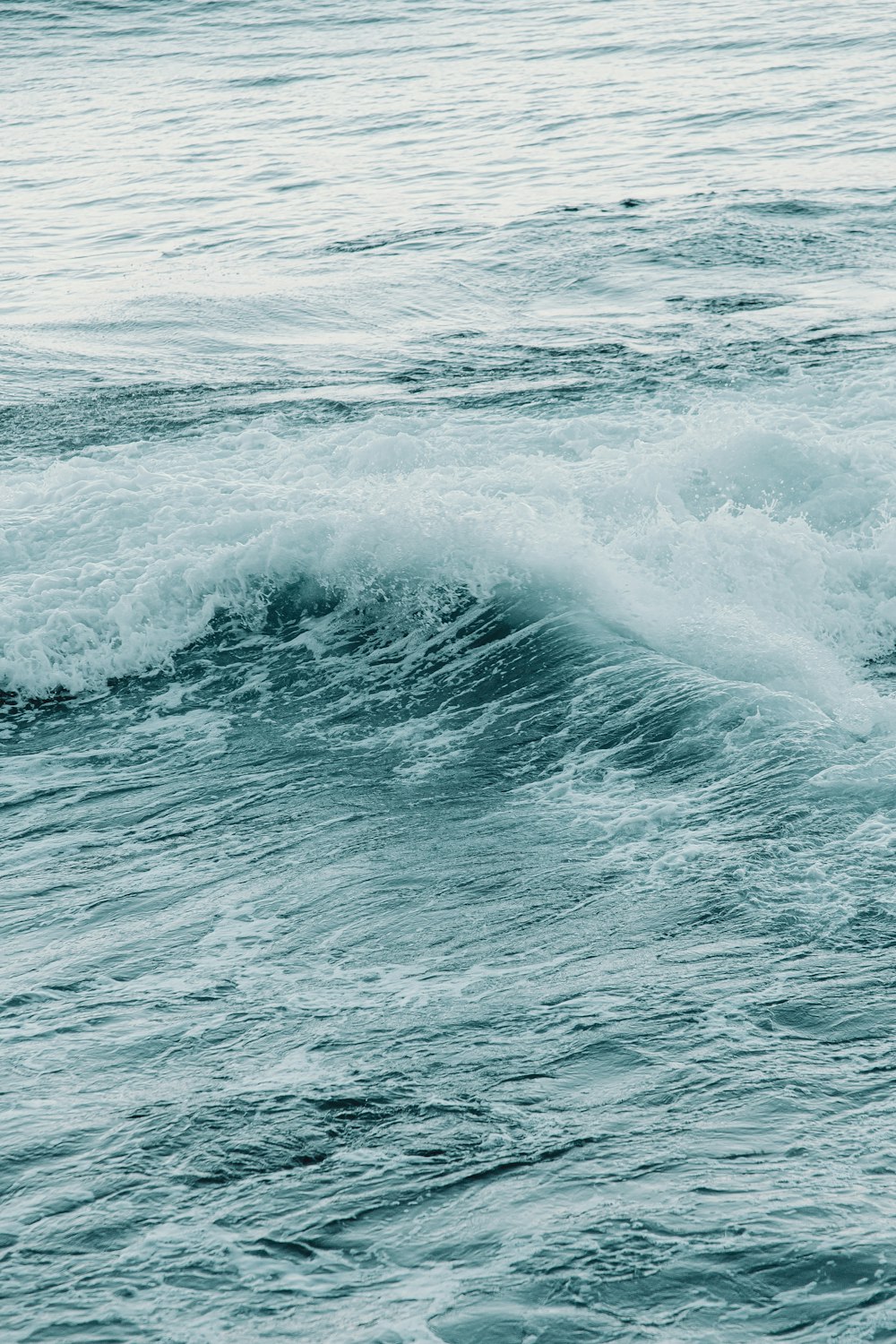 ocean waves crashing on shore during daytime