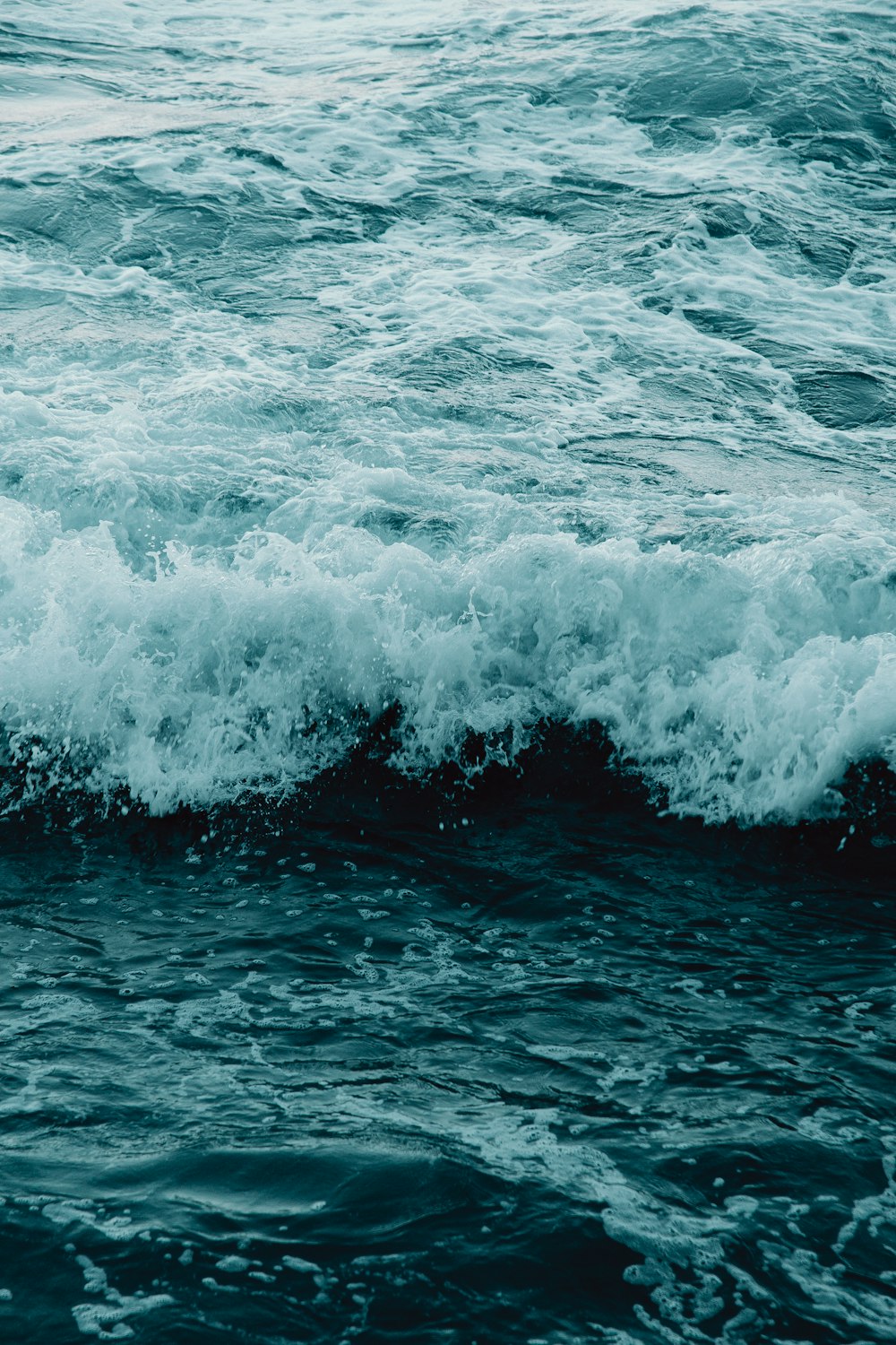 ocean waves crashing on shore during daytime