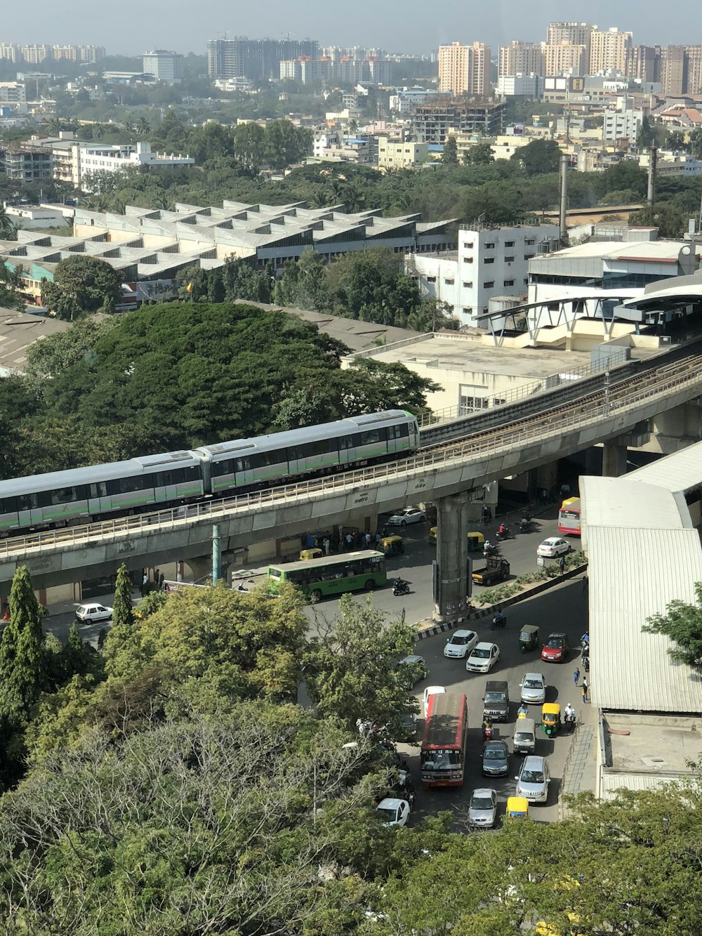 線路を走る白と赤の列車