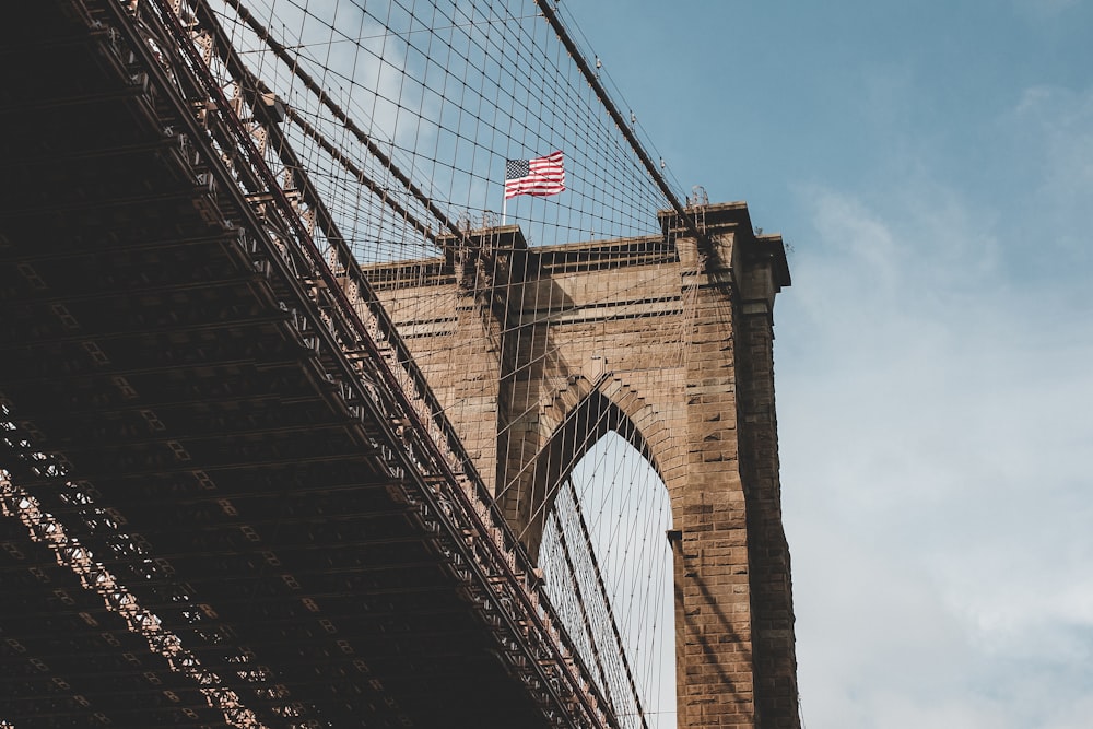 Low-Angle-Fotografie der Brücke