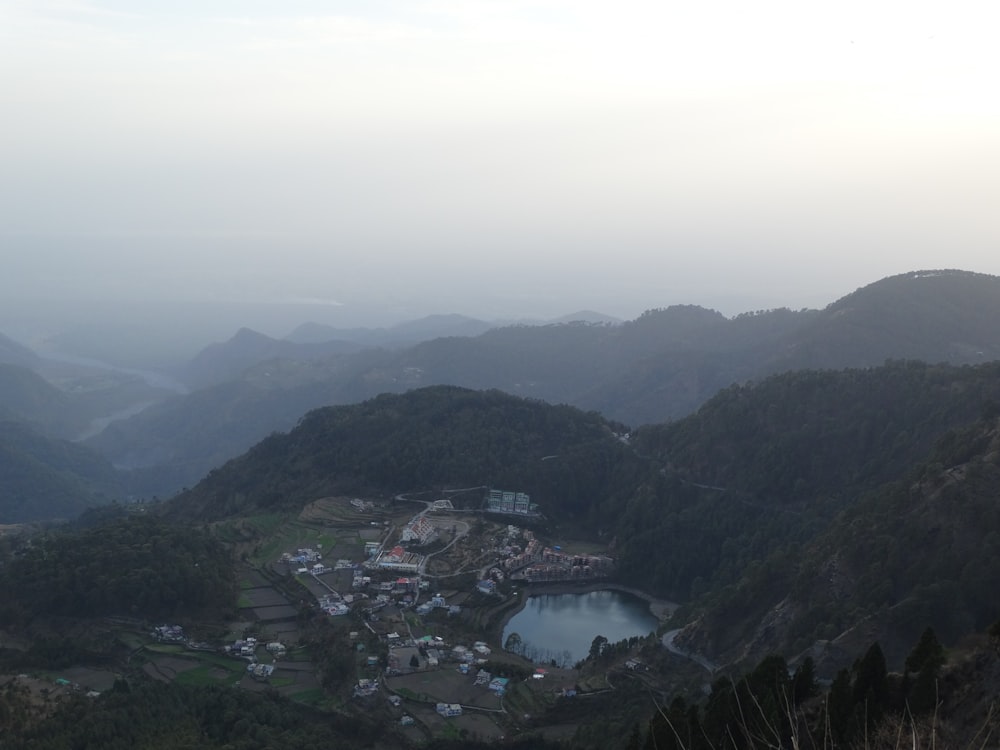 Luftaufnahme der Stadt in der Nähe des Berges während des Tages