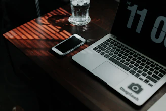 Véhicule VTC confortable avec recharge pc et smartphone également bouteille d'eau et mouchoir.