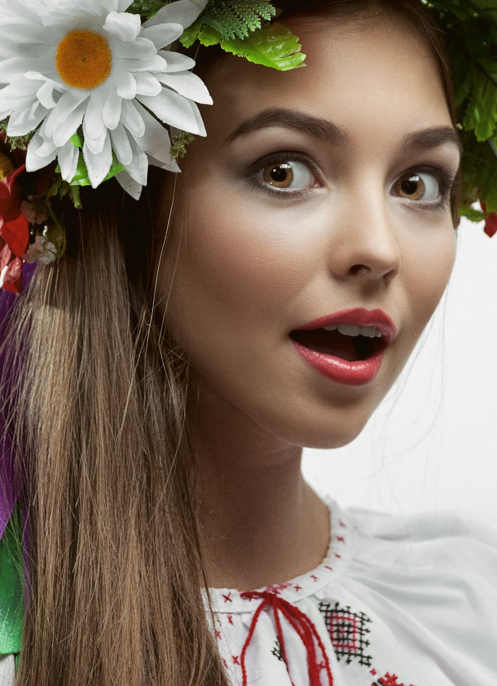 woman in white floral headband