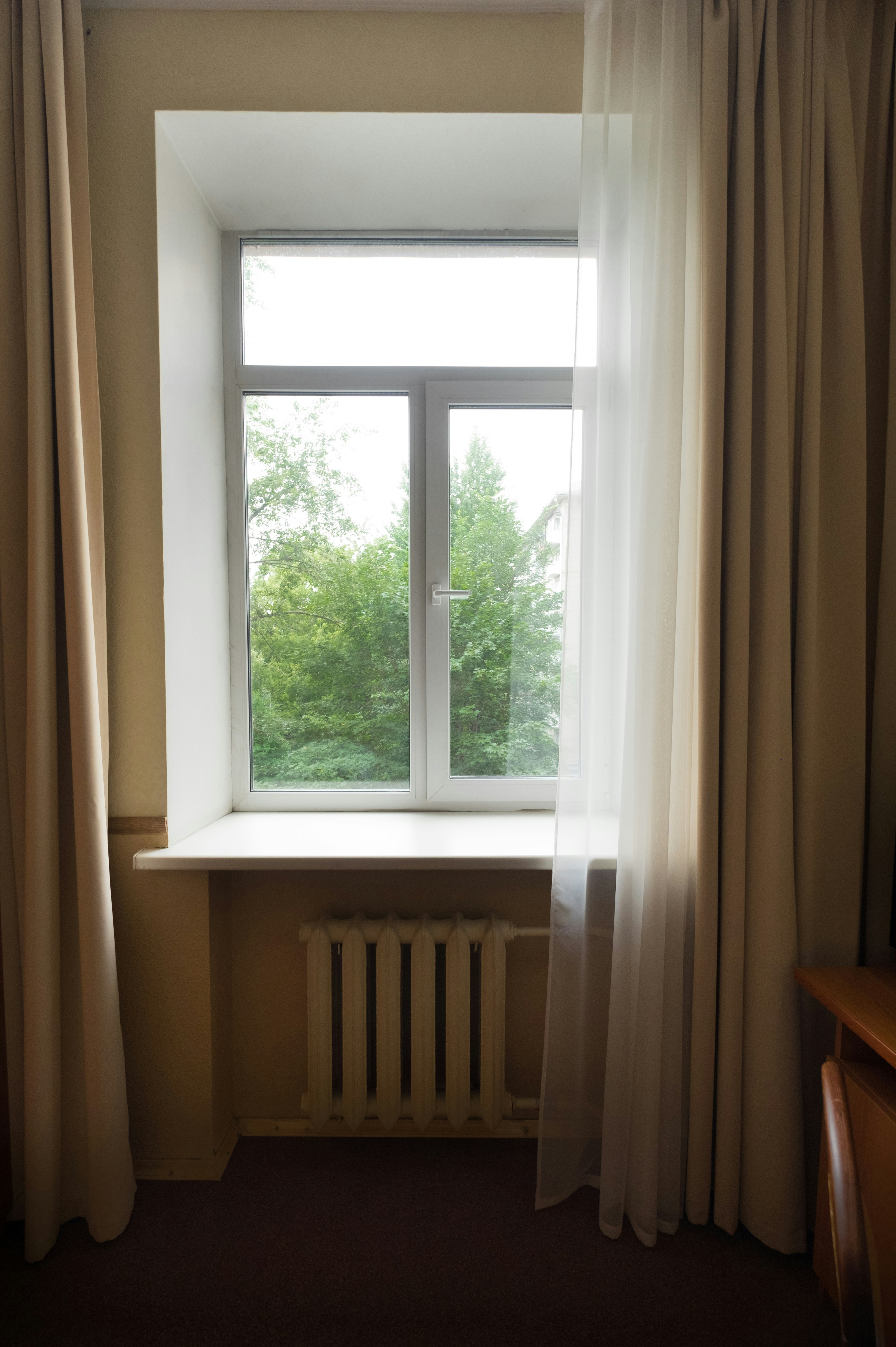 Fenêtre en verre encadrée en bois blanc