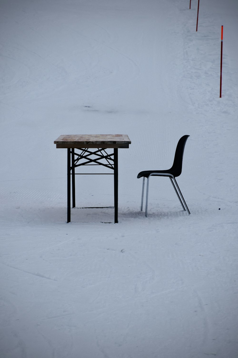 雪に覆われた地面に茶色の木製のテーブル