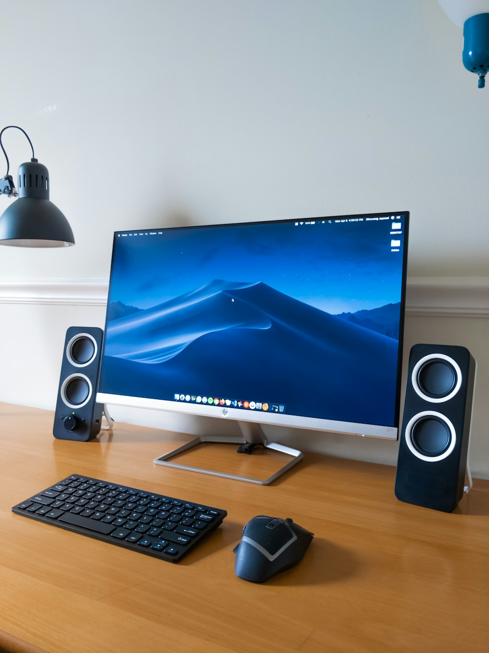 teclado de computador preto ao lado do monitor de computador de tela plana preta
