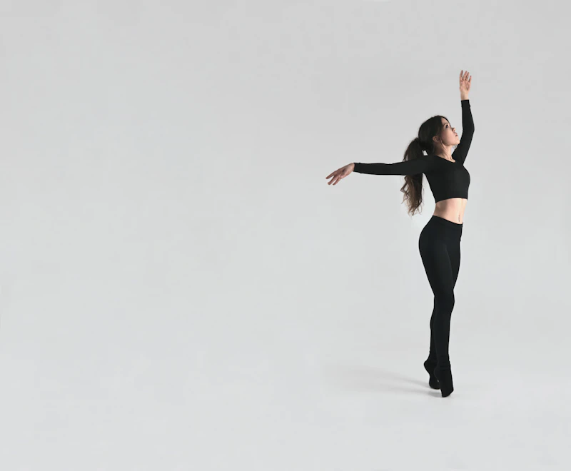 A contemporary dancer extending into a fluid floor movement