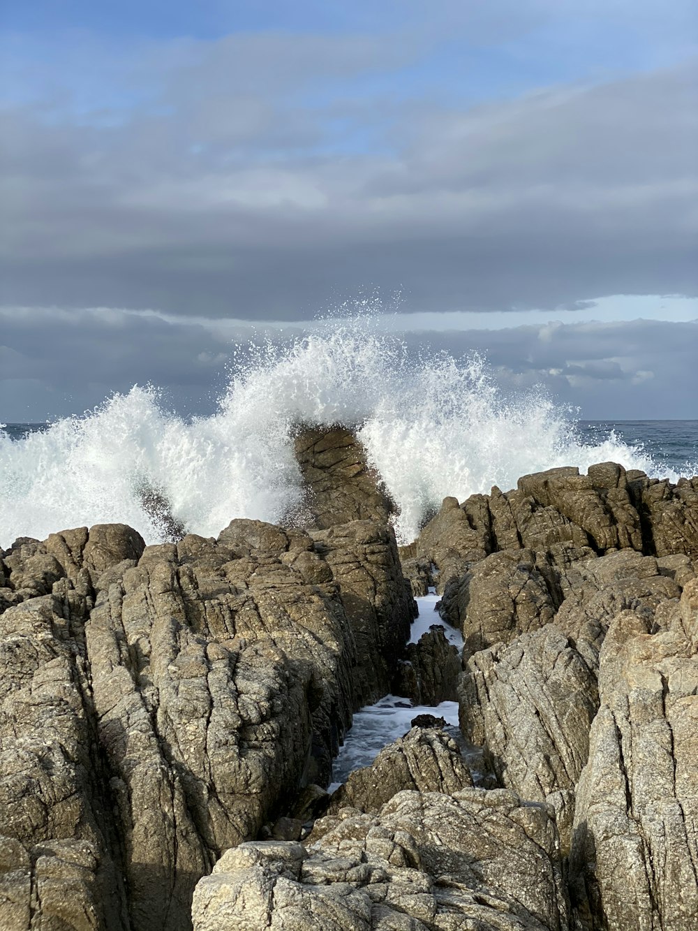 昼間の波浪付近の褐色岩層