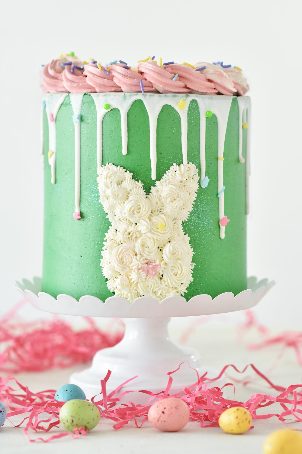 흰색과 녹색 꽃 케이크