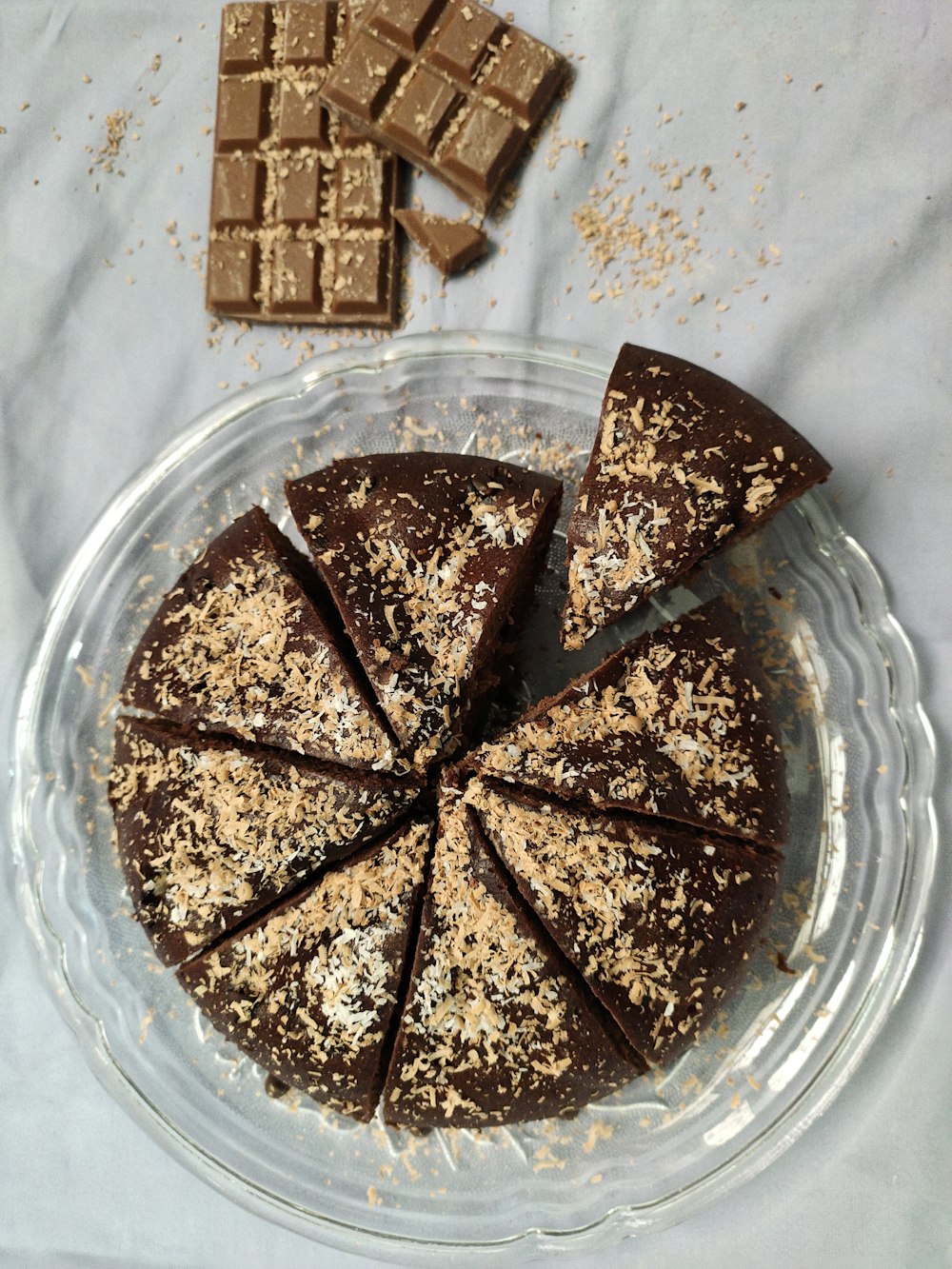 Schokoladenkuchen auf klarem Glasteller