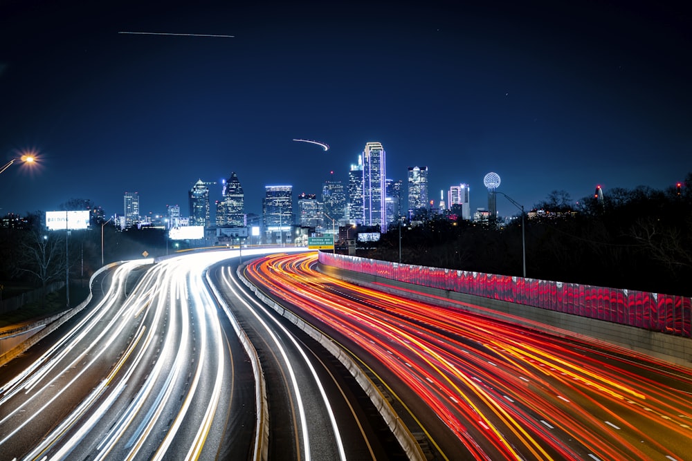 Fotografía de lapso de tiempo de automóviles en la carretera durante la noche