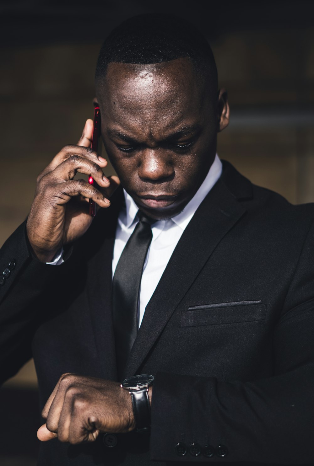 Hombre con chaqueta de traje negro