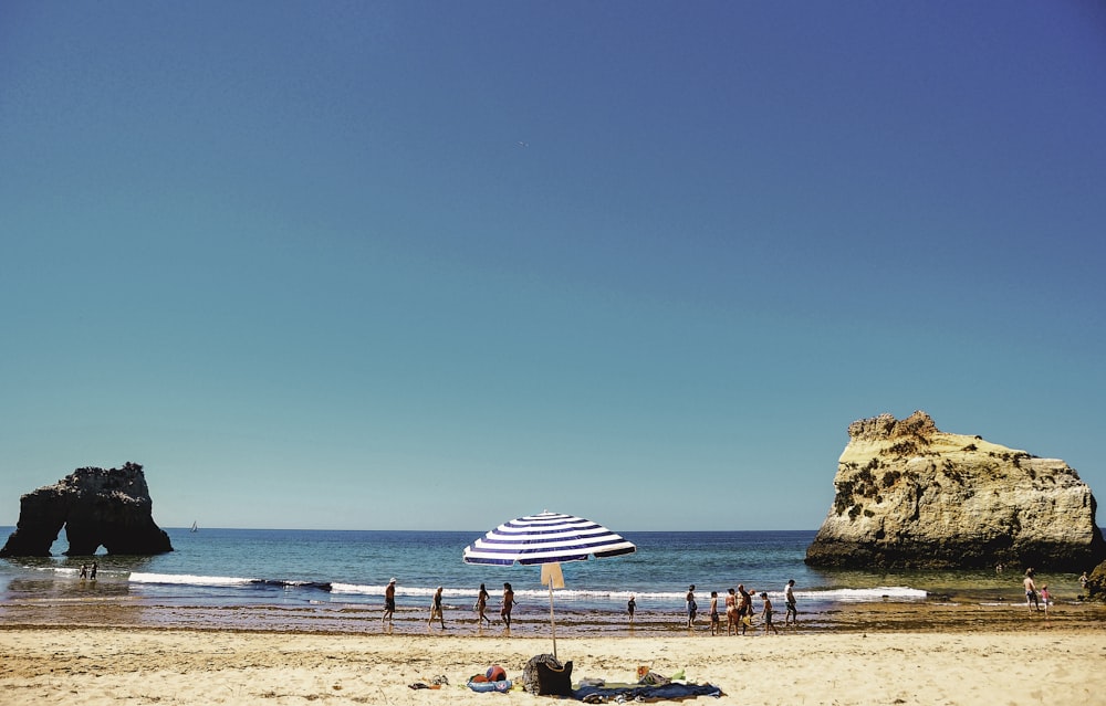 pessoas na praia durante o dia