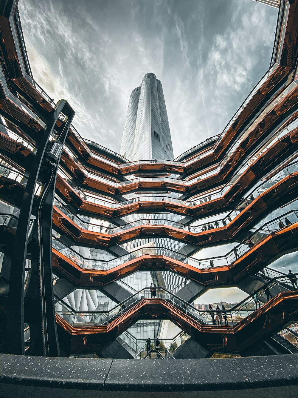 Vista de los ojos de los gusanos del edificio marrón y negro