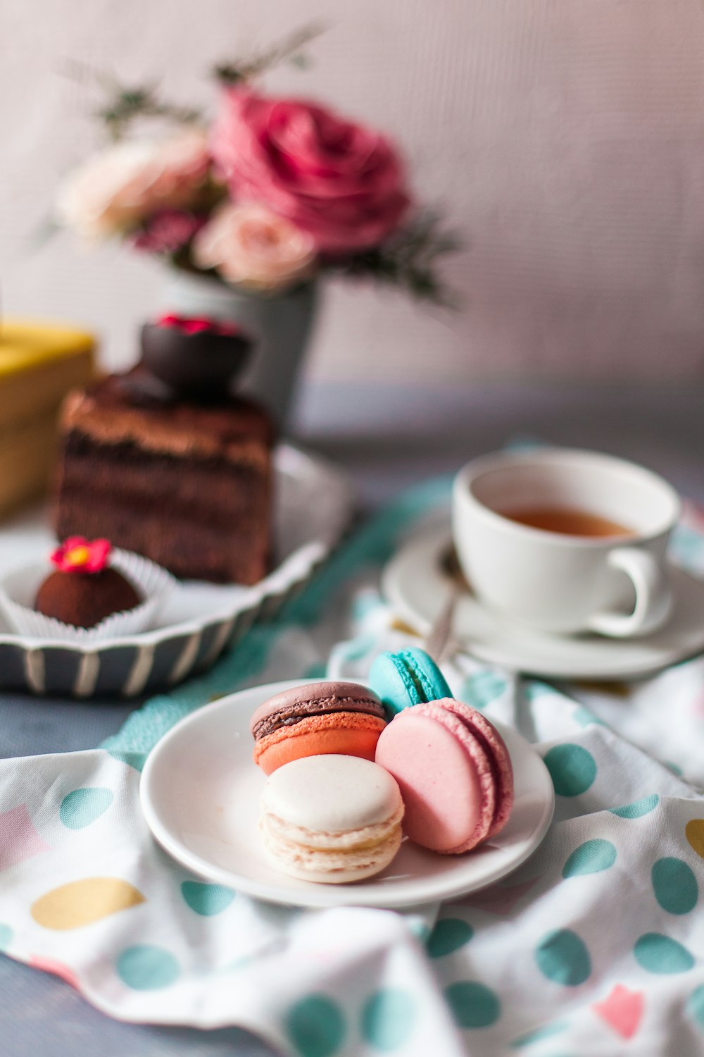 cupcakes na placa de cerâmica branca ao lado da xícara de cerâmica branca