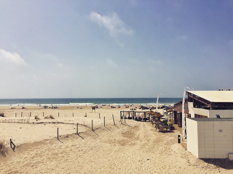 Playa de Cádiz con bañistas en septiembre