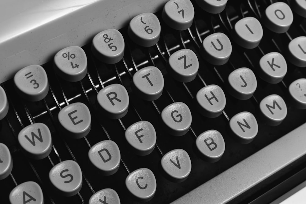 tastiera della macchina da scrivere bianca e nera
