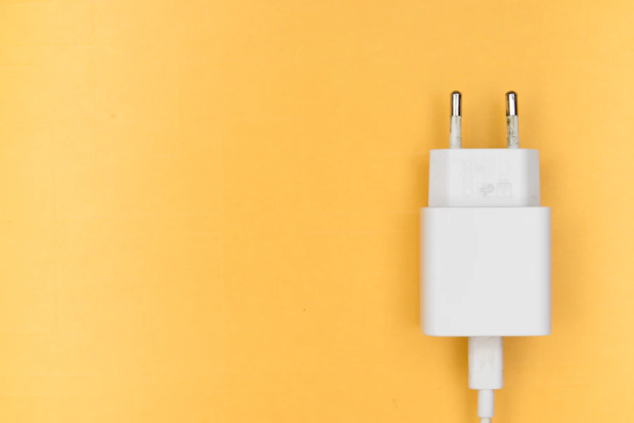 Chargeur secteur blanc compact sur fond jaune