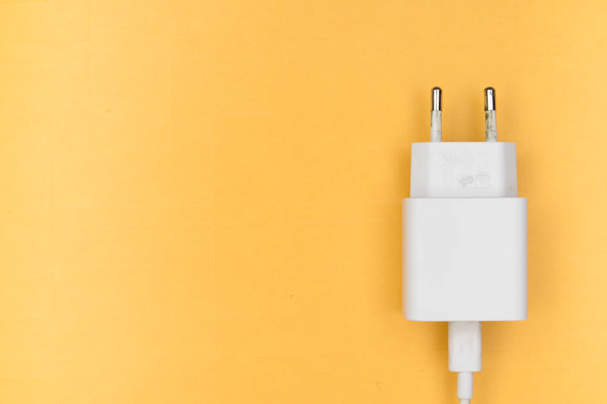 Chargeur secteur blanc compact sur fond jaune