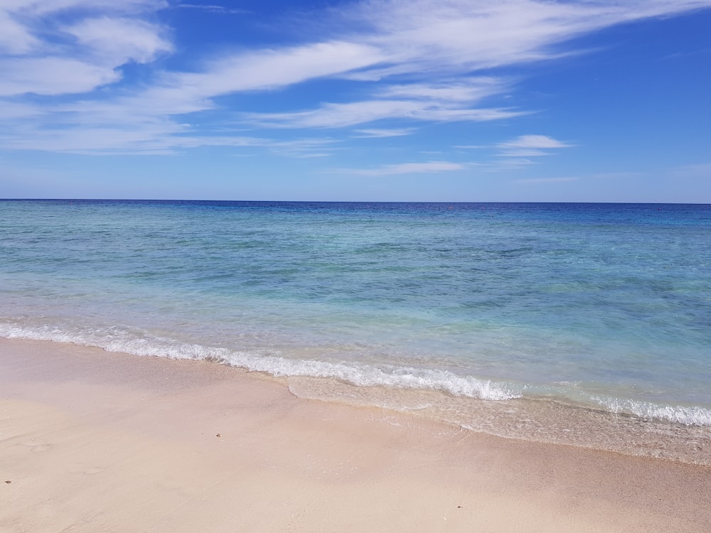 ondas do mar batendo em terra durante o dia