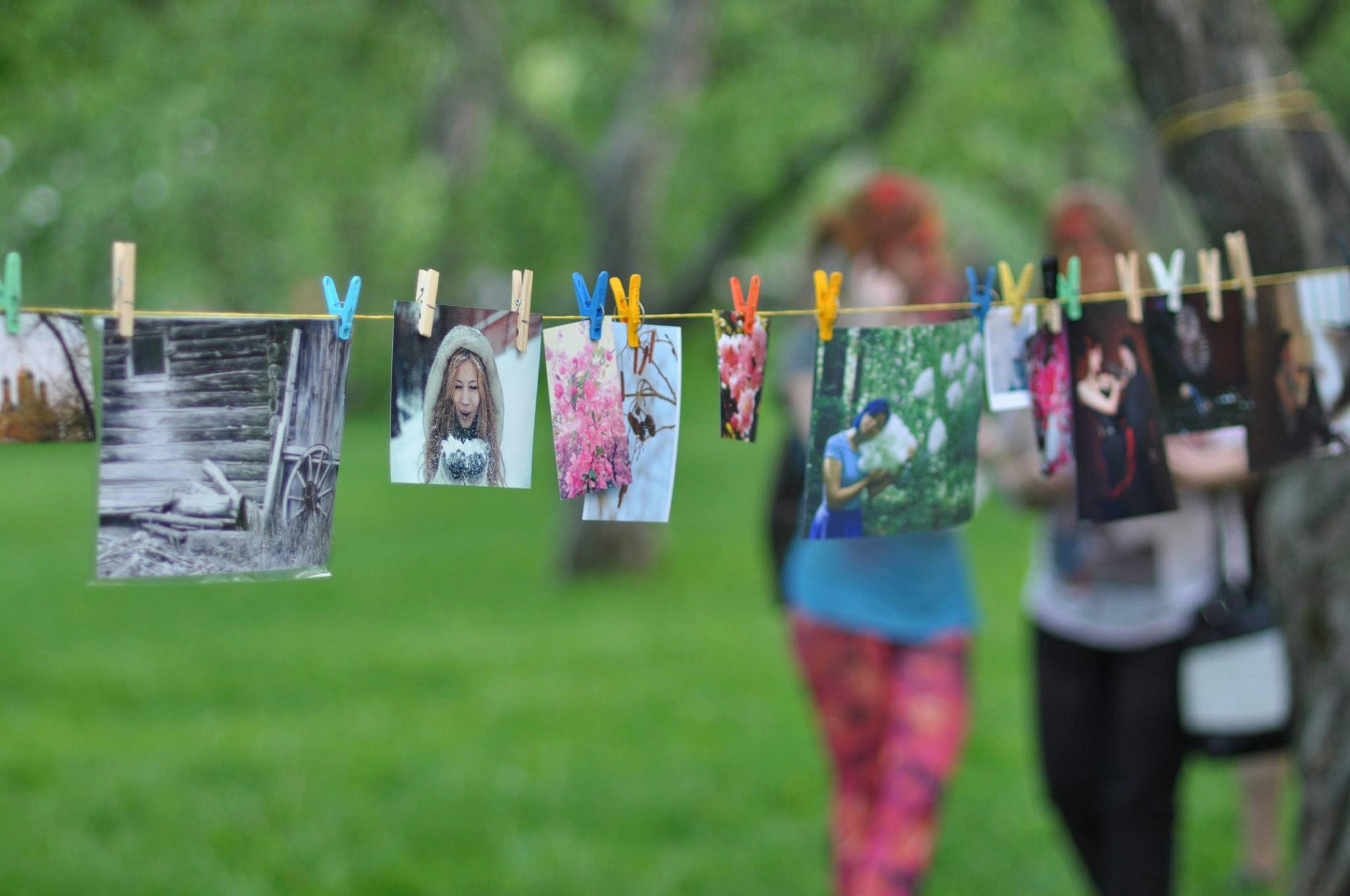 Persona sosteniendo una bandera azul y blanca