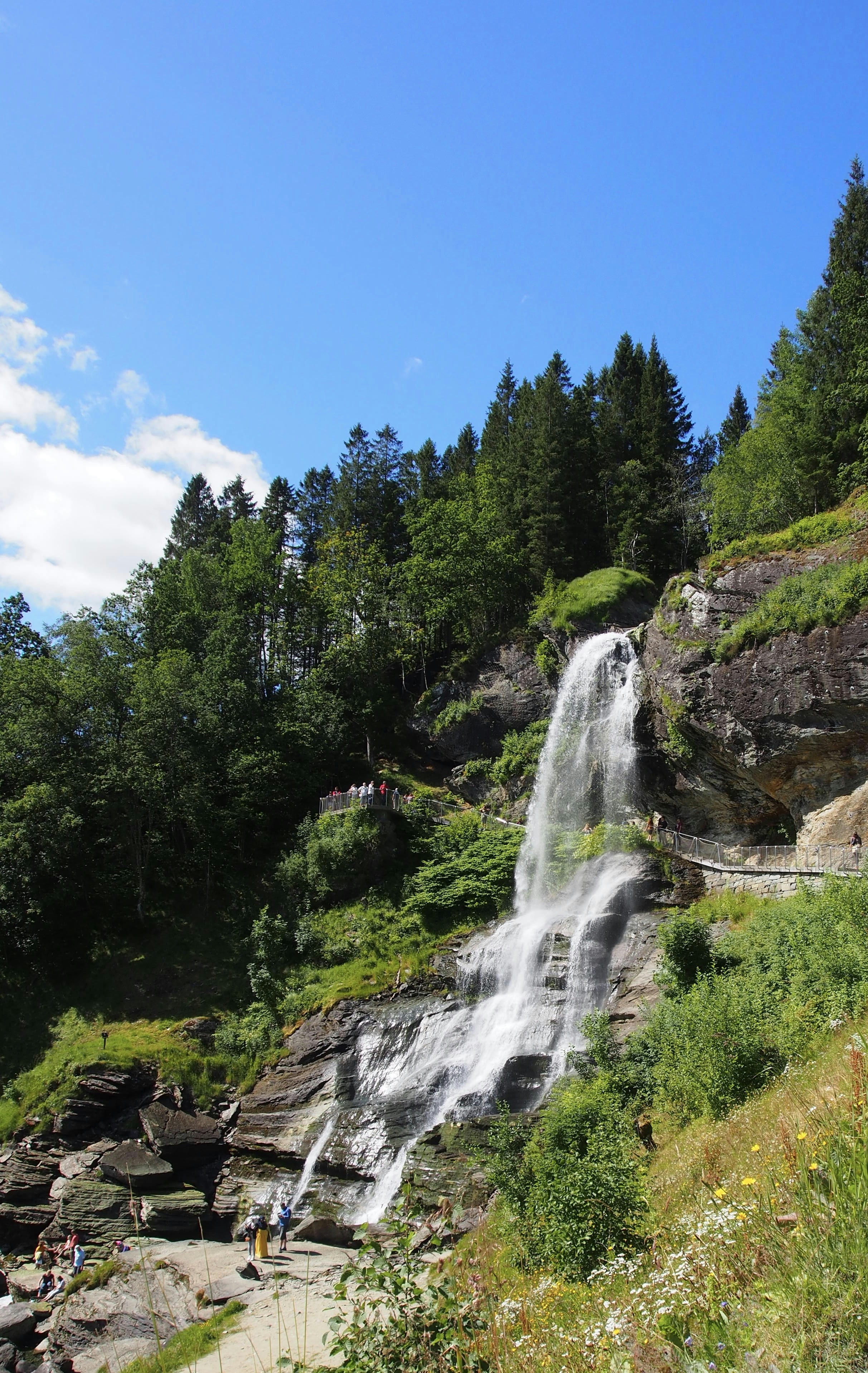 Steindalsfossen: Loop achter de waterval in Noorwegen