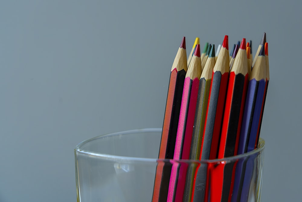 lápices de colores en vaso transparente