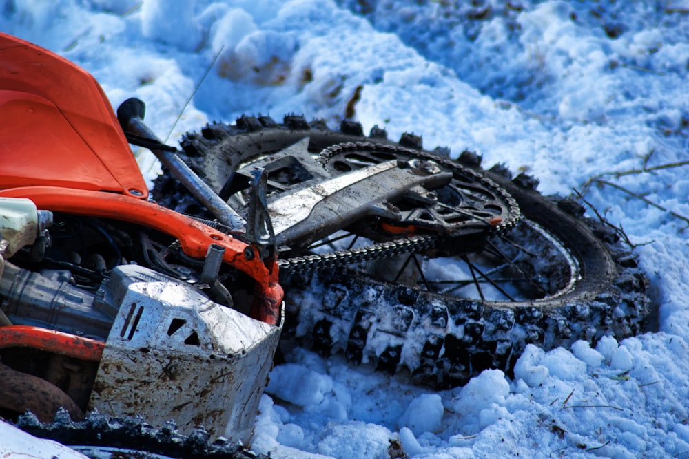 orange-schwarze Schneefräse auf schneebedecktem Untergrund