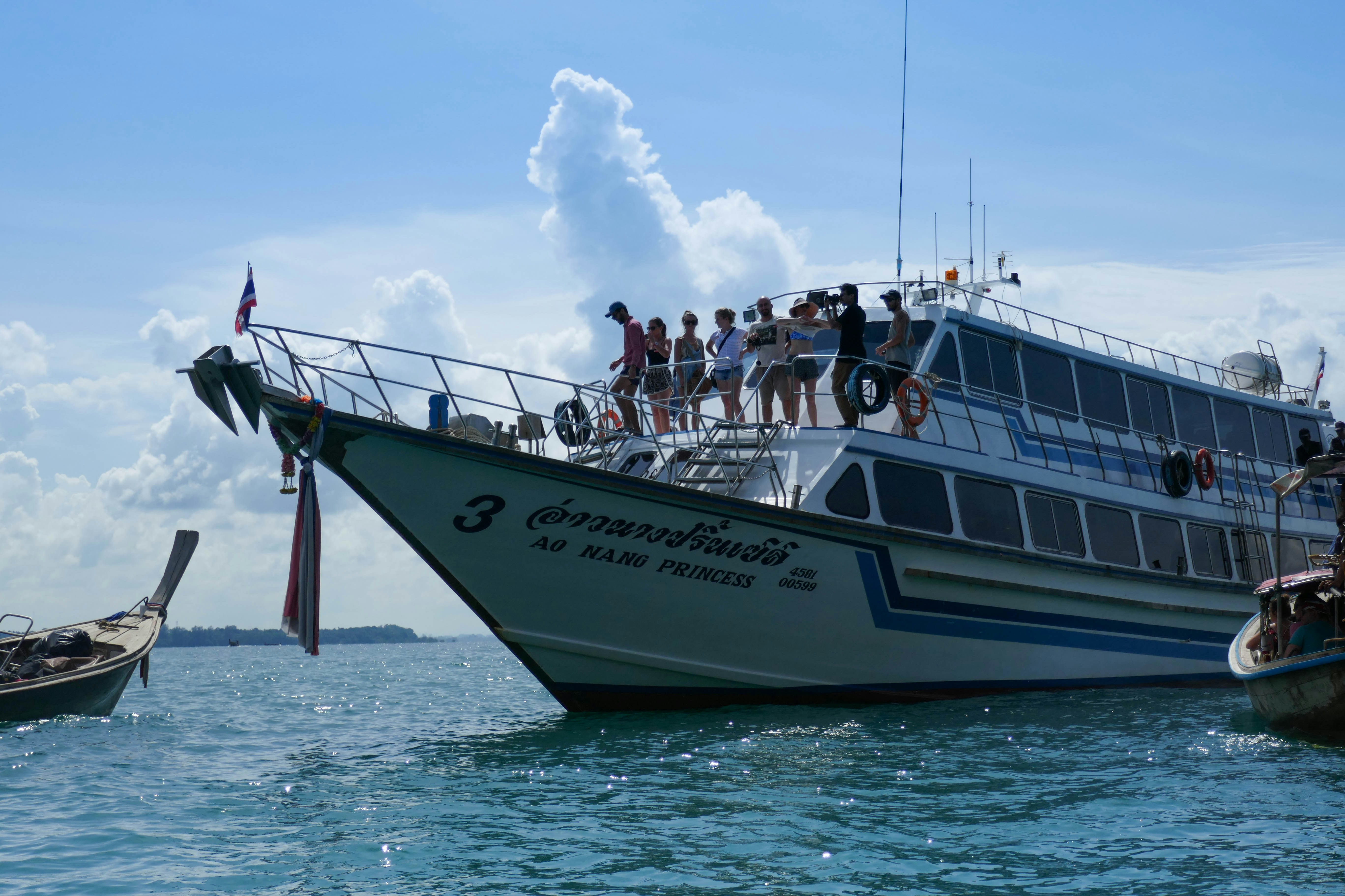 Menschen, die tagsüber auf weißen und schwarzen Booten auf See fahren