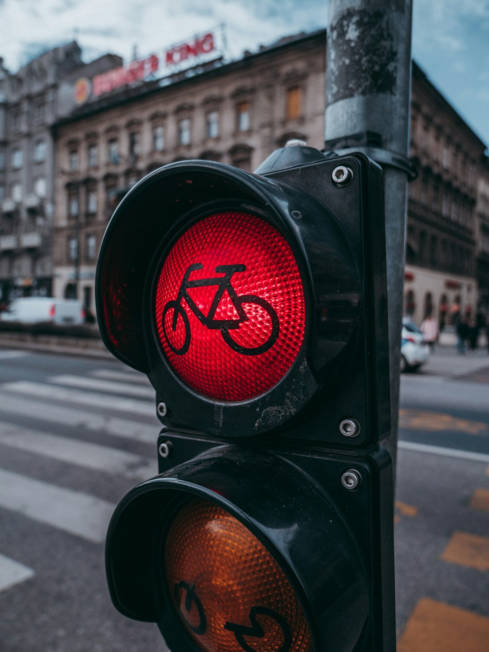 black and red traffic light