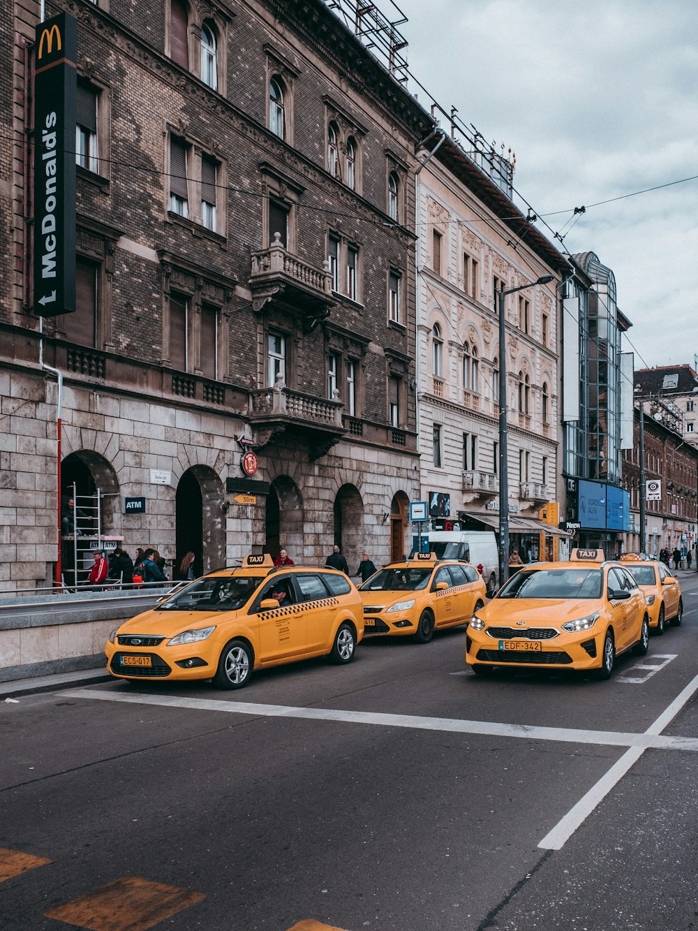 낮 동안 거리에서 노란 택시 택시