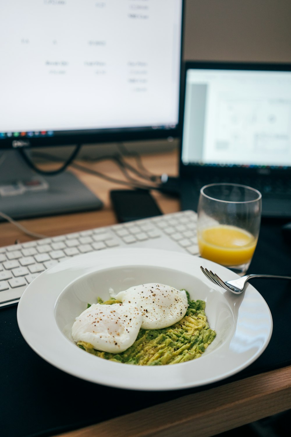 Assiette en céramique blanche avec légume vert et œuf