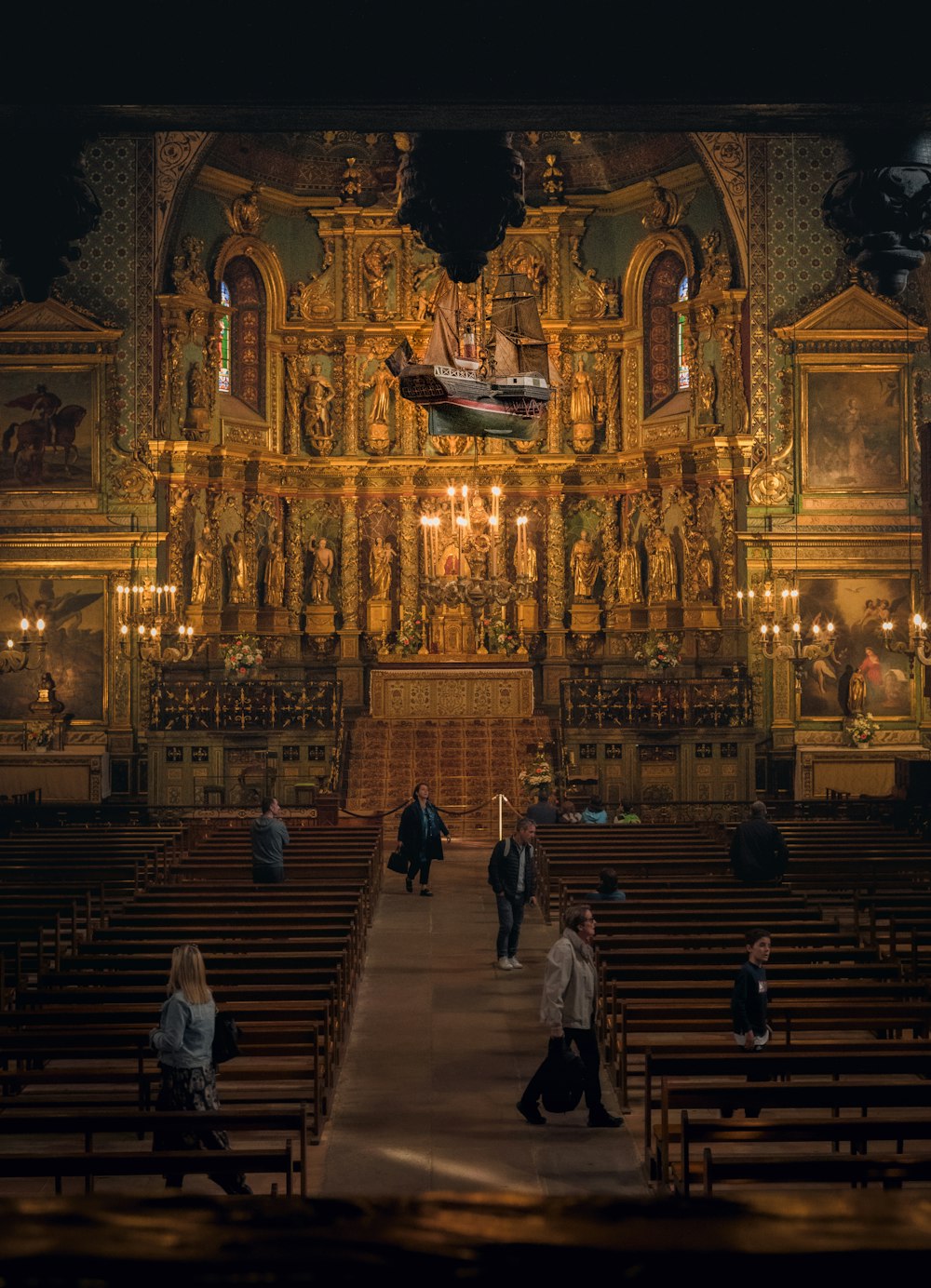 Personas que caminan dentro de la catedral durante la noche