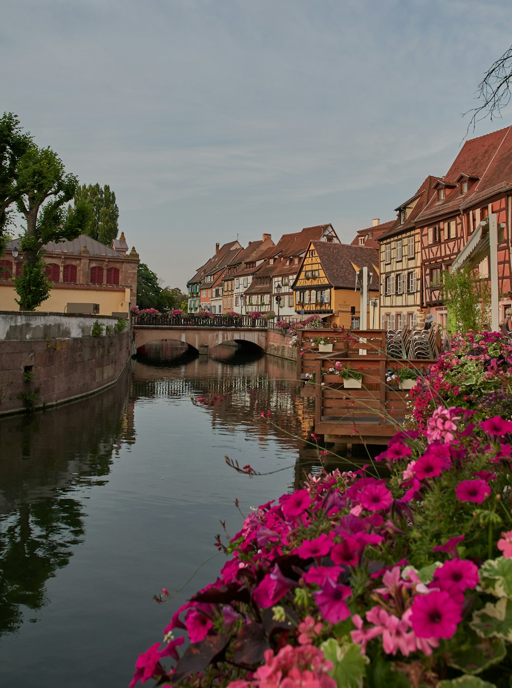 Braunes Betongebäude am Fluss tagsüber